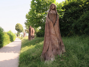 Od rybníku Kníže v Jičíně zmizí pohádkové sochy ze dřeva. Jsou v dezolátním stavu