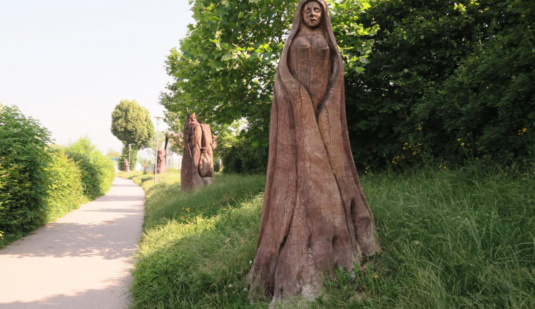 Od rybníku Kníže v Jičíně zmizí pohádkové sochy ze dřeva. Jsou v dezolátním stavu