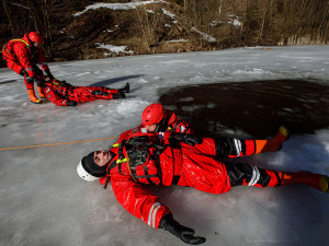 Mrazivá zkušenost. Hasiči nacvičovali záchranu tonoucího na zamrzlém lomu u Trutnova
