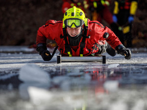 Mrazivá zkušenost. Hasiči nacvičovali záchranu tonoucího na zamrzlém lomu u Trutnova