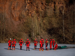 Mrazivá zkušenost. Hasiči nacvičovali záchranu tonoucího na zamrzlém lomu u Trutnova