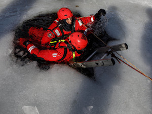 Mrazivá zkušenost. Hasiči nacvičovali záchranu tonoucího na zamrzlém lomu u Trutnova