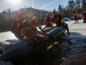 Mrazivá zkušenost. Hasiči nacvičovali záchranu tonoucího na zamrzlém lomu u Trutnova