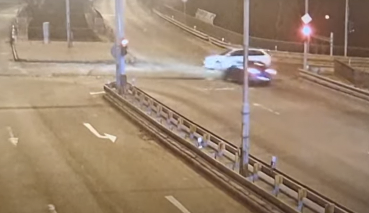 Nebezpečná honička v Brně. Opilý řidič ujížděl před policií a zranil několik lidí