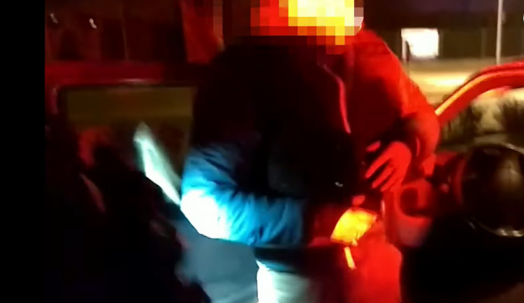 Řidič na drogách měl na sobě balistickou vestu. Mám ji místo chráničů na koloběžku, tvrdil