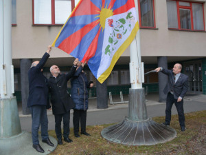 Hradec Králové vyvěsil Tibetskou vlajku. Přidala se i další města v kraji