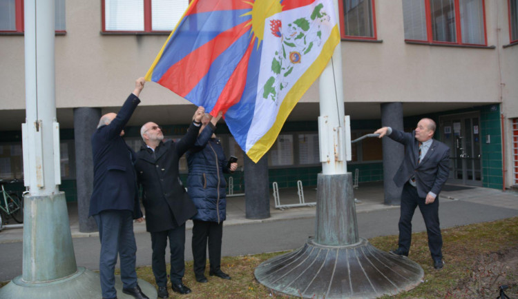 Hradec Králové vyvěsil Tibetskou vlajku. Přidala se i další města v kraji