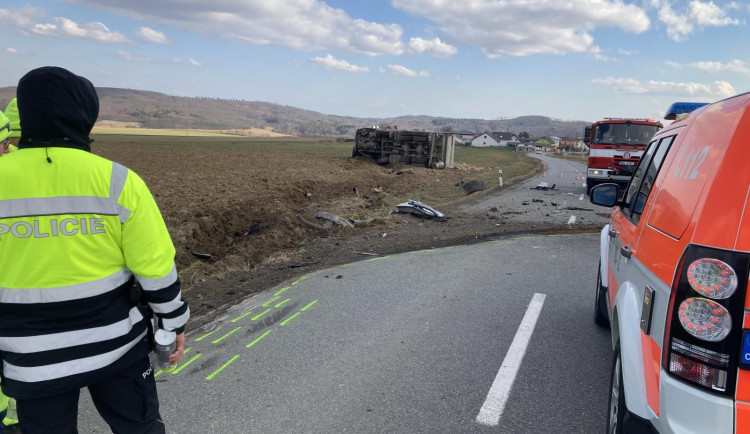 Při tragické nehodě na Brněnsku zemřeli dva lidé. Policie hledá svědky