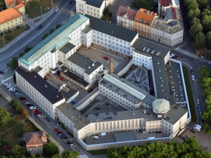 Hradecký soud v kauze hřebčína potrestal 17 obžalovaných. Většinou peněžitými tresty