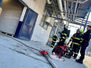 Ve Velkém Poříčí hořela výrobní hala. Hasičům se podařilo uchránit majetek za třicet milionů