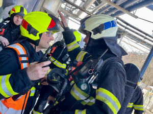 Ve Velkém Poříčí hořela výrobní hala. Hasičům se podařilo uchránit majetek za třicet milionů