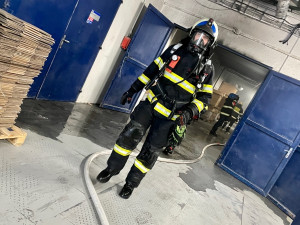 Ve Velkém Poříčí hořela výrobní hala. Hasičům se podařilo uchránit majetek za třicet milionů