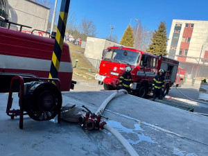Ve Velkém Poříčí hořela výrobní hala. Hasičům se podařilo uchránit majetek za třicet milionů