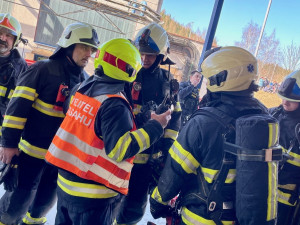 Ve Velkém Poříčí hořela výrobní hala. Hasičům se podařilo uchránit majetek za třicet milionů