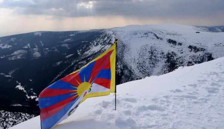 Na Sněžce zavlály vlajky Tibetu a Ukrajiny. Výstupu se zúčastnily desítky lidí