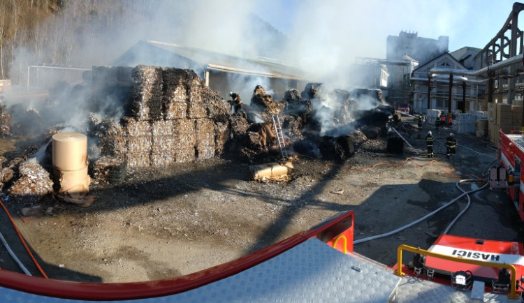 VIDEO: Hasiči bojovali s požárem v areálu papíren ve Větřní