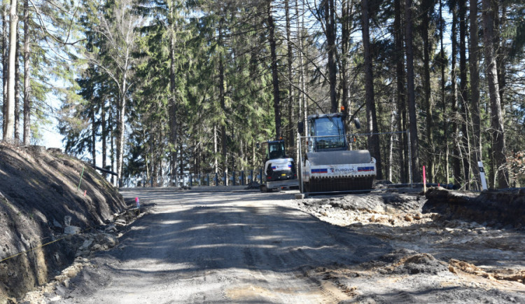 Rekonstrukce silnice na Ještěd od dubna pokračuje, skončí za rok. Doprava bude omezena