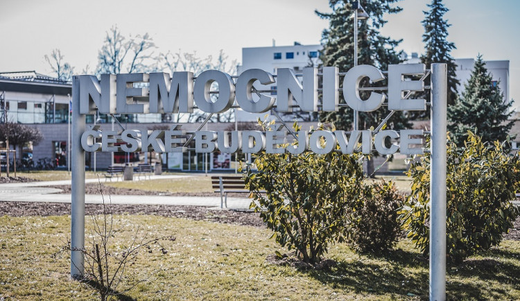 Českobudějovická nemocnice ruší díky příznivé epidemické situaci zákaz návštěv