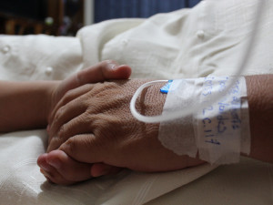 Fakultní nemocnice v Hradci ruší zákaz návštěv, který kvůli covidu platil od listopadu