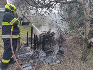 Jarní pálení listí a trávy opět zaměstnává hasiče. Zahrádkáři za to dostávají pokuty