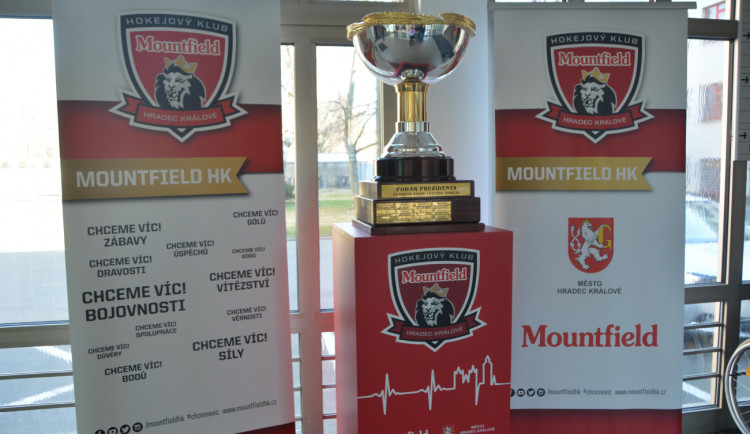 Prezidentský pohár je vystavený v budově magistrátu. Fanoušci se s ním mohou vyfotit do konce týdne