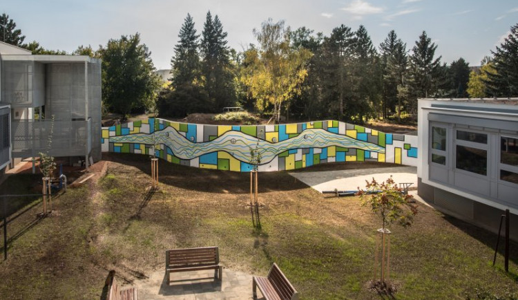 Zdravotníci z Brna udělali radost pacientům psychiatrie. Pomalovali betonovou zeď