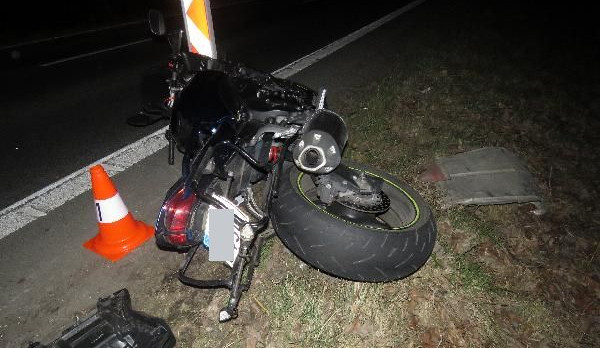 Motorkář nezvládl svoji motorku. Spadl přímo pod kola protijedoucího vozu