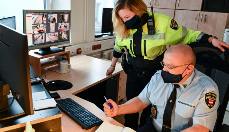 Zdrogovaný řidič se Brnem proháněl ve škodovce s plachtou místo skla