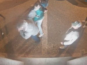 Osm mužů v centru Hradce Králové napadlo dva mladíky. Oba skončili v nemocnici