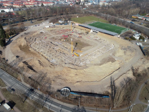 OBRAZEM: Z ptačí perspektivy dostává stadion v Hradci Králové konkrétní tvary