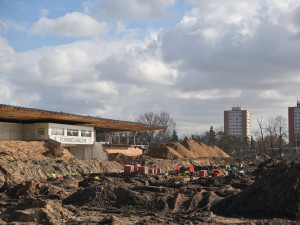 Z ptačí perspektivy dostává stadion v Hradci Králové konkrétní tvary