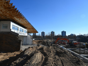 Z ptačí perspektivy dostává stadion v Hradci Králové konkrétní tvary