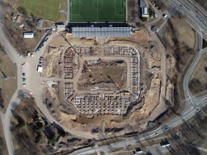 Z ptačí perspektivy dostává stadion v Hradci Králové konkrétní tvary