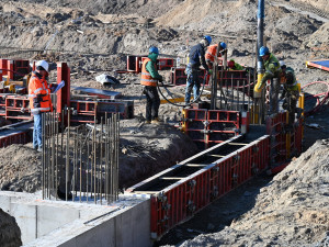 Z ptačí perspektivy dostává stadion v Hradci Králové konkrétní tvary