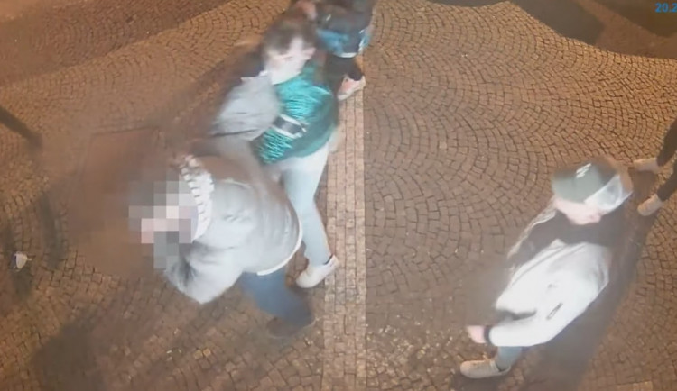 Osm mužů v centru Hradce Králové napadlo dva mladíky. Oba skončili v nemocnici