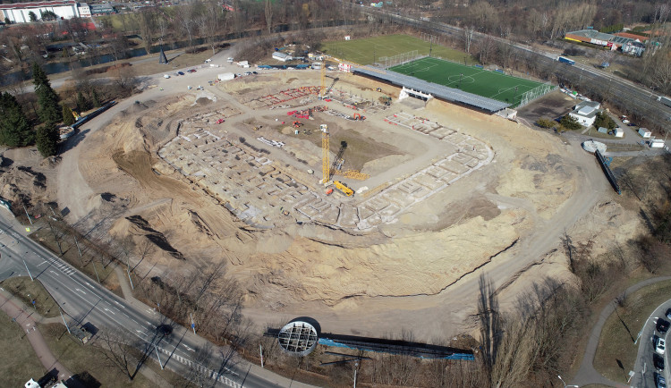 Z ptačí perspektivy dostává stadion v Hradci Králové konkrétní tvary