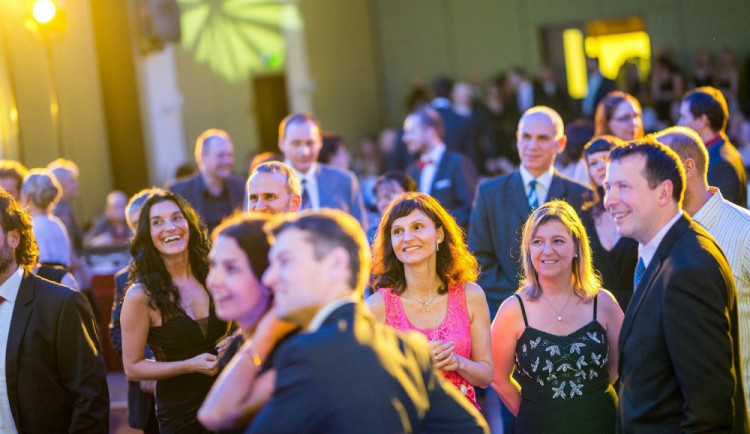 VÍKEND PODLE DRBNY: Plesová sezona ještě neskončila, dětem udělají radost pohádky