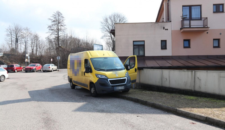 Z auta České pošty někdo ukradl hotovost, řidič nechal kasírku na palubní desce