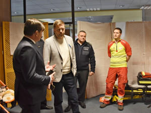 KACPU v Hradci Králové navštívil Vít Rakušan. Centrum už odbavilo přes osm tisíc uprchlíků