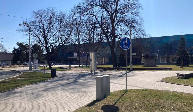 Na rekonstrukci zimního stadionu v Hradci Králové se zastupitelské kluby neshodnou. Každý má jiný názor