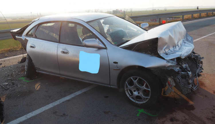 Řidič havaroval na mostě nad dálnicí. Test potvrdil, že byl pod vlivem alkoholu