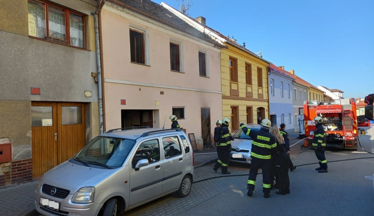Při požáru bytu v Písku zemřel člověk, tělo našli hasiči