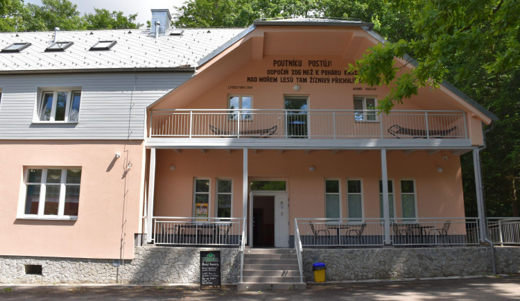 Chata Živec z filmu o Homolkových má nového nájemce. Zachová penzion i restauraci