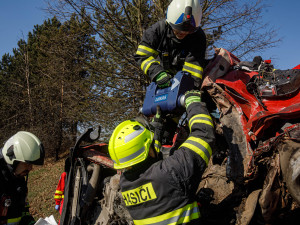 Tragické úterý. Vrtulník zasahoval u Nahořan na Náchodsku a smrtelné nehody u Jaroměře