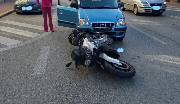 Žena srazila motorkářku a ujela. Když ji policisté našli, nadýchala tři a půl promile