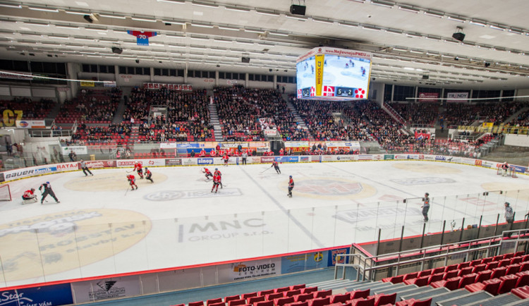 Jaká je budoucnost Budvar arény? Zastupitelé řešili odstranění sedaček i rozšíření tribuny
