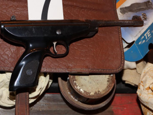 Muž z Náchodska si objednal vraždu. Nájemného vraha vybavil zbraněmi, ten ho však nahlásil na policii