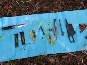 Muž z Náchodska si objednal vraždu. Nájemného vraha vybavil zbraněmi, ten ho však nahlásil na policii