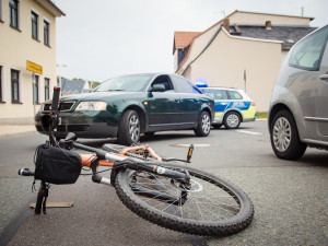 Trutnovská policie hledá svědky nehody, při které se zranili cyklista a mladá chodkyně