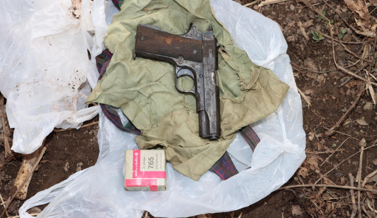 Muž z Náchodska si objednal vraždu. Nájemného vraha vybavil zbraněmi, ten ho však nahlásil na policii